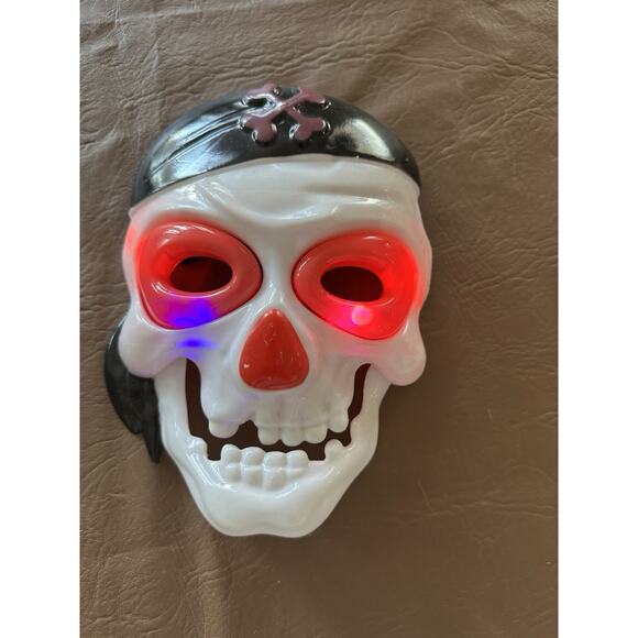 Light Up Pirate SKULL Mask - Picture 1 of 2